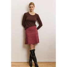 Lade das Bild in den Galerie-Viewer, Tranquillo Jacquard Rock ‚Sabinee‘ raspberry leaves