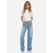 Lade das Bild in den Galerie-Viewer, Ato Berlin Weite Jeans ‚Lacy‘ hellblau used
