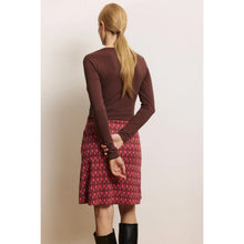 Lade das Bild in den Galerie-Viewer, Tranquillo Jacquard Rock ‚Sabinee‘ raspberry leaves
