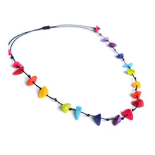 Lade das Bild in den Galerie-Viewer, Green Age Tagua Kette Zarita rainbow
