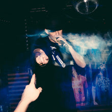 Lade das Bild in den Galerie-Viewer, THTC Hanf T-Shirt Weapon Of Choice schwarz

