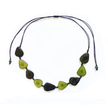 Lade das Bild in den Galerie-Viewer, Green Age Tagua Kette Annika grün
