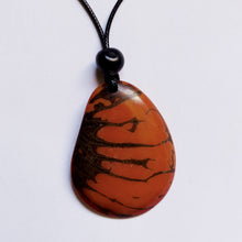 Lade das Bild in den Galerie-Viewer, Green Age Tagua Kette Concha orange
