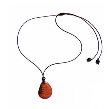 Lade das Bild in den Galerie-Viewer, Green Age Tagua Kette Concha orange
