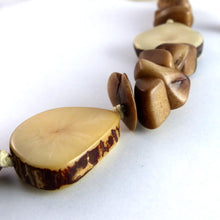 Lade das Bild in den Galerie-Viewer, Green Age Tagua Kette Embera natur
