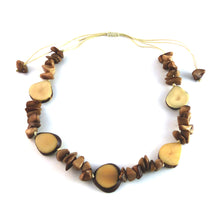 Lade das Bild in den Galerie-Viewer, Green Age Tagua Kette Embera natur
