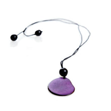 Lade das Bild in den Galerie-Viewer, Green Age Tagua Kette Laura purple
