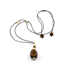 Lade das Bild in den Galerie-Viewer, Green Age Tagua Kette Lili braun
